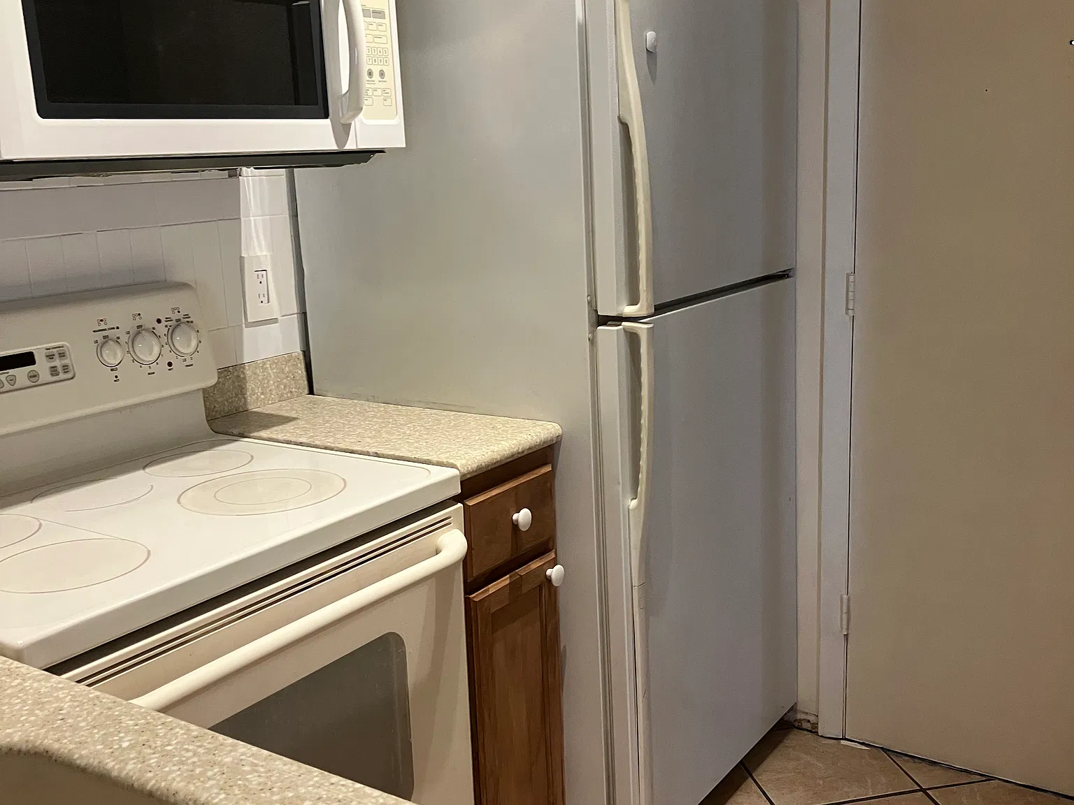 2 bed, 1.5 bath, 820 sqft, $1,250 — Photo 2