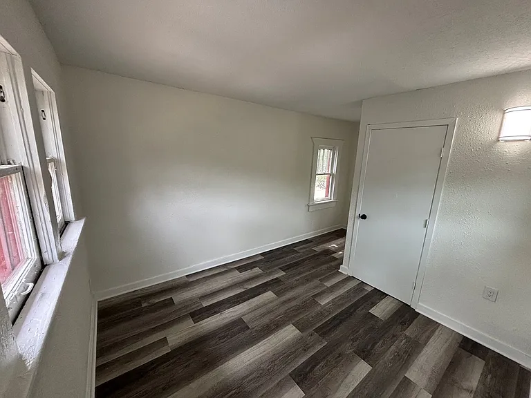 655 S Hillside St — Photo 2