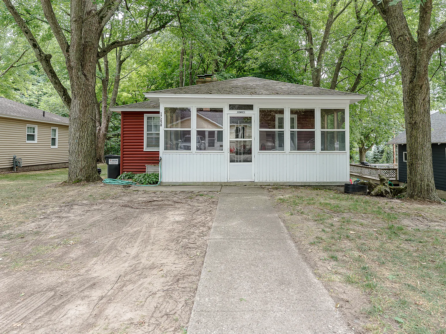 3 bed, 1100 sqft, $1,300 — Photo 1