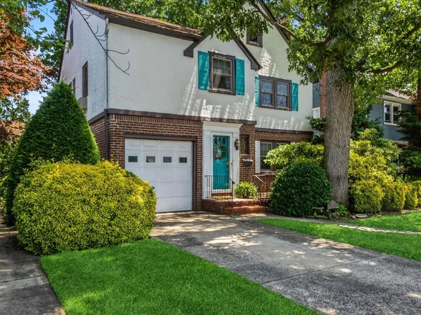 27 Hawthorne Street, Lynbrook, NY 11563