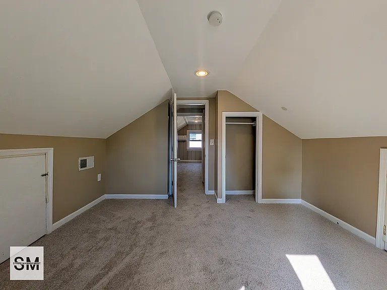 127 N Huron Dr — Photo 26