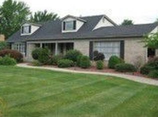 8062 Burning Bush Rd, Grosse Ile, MI 48138