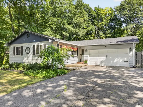 1537 Odette St, Hartland, MI 48353