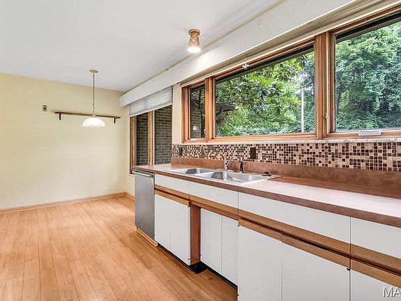 4th image of 10 Sassafras Ln