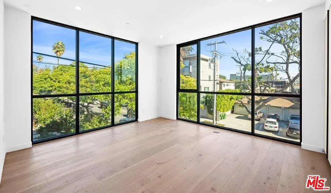3 bed, 3.5 bath, 2400 sqft, $7,895 — Photo 4