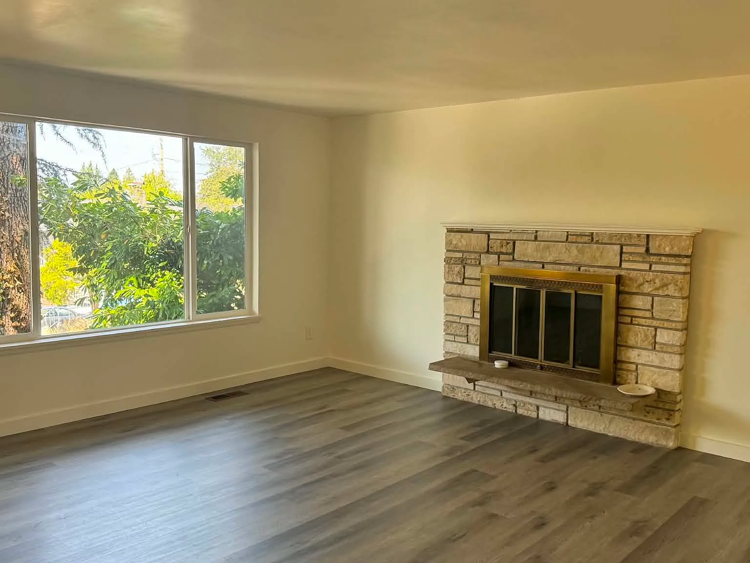 4 bed, 2.5 bath, 1700 sqft, $3,400 — Photo 3