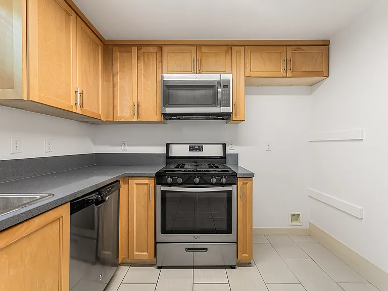 13439 Burbank Blvd — Photo 28