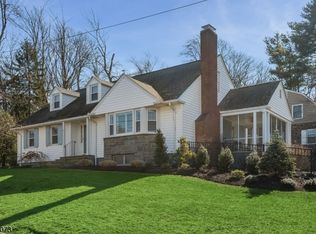 15 Stonewood Pkwy, Verona, NJ 07044