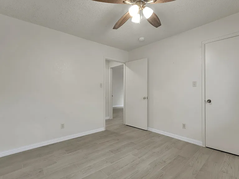 411 S Las Vegas Trl — Photo 2
