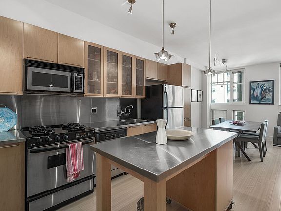 4th image of 1072 Hamilton St #402