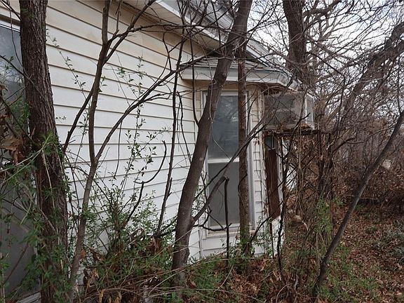 3rd image of 912 SW 5th St