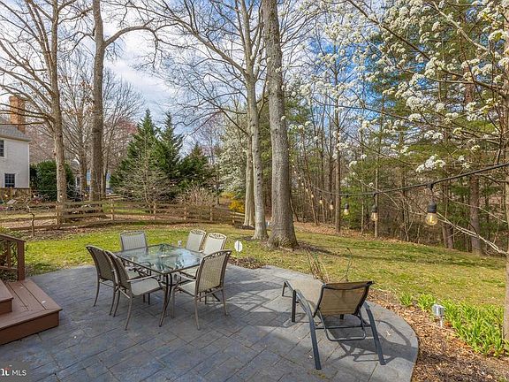 Verdant lot backing to Lake Mercer trails & park