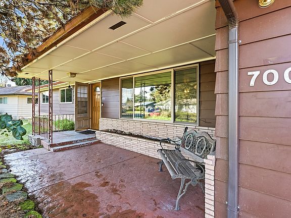 2nd image of 700 NE Donelson Rd