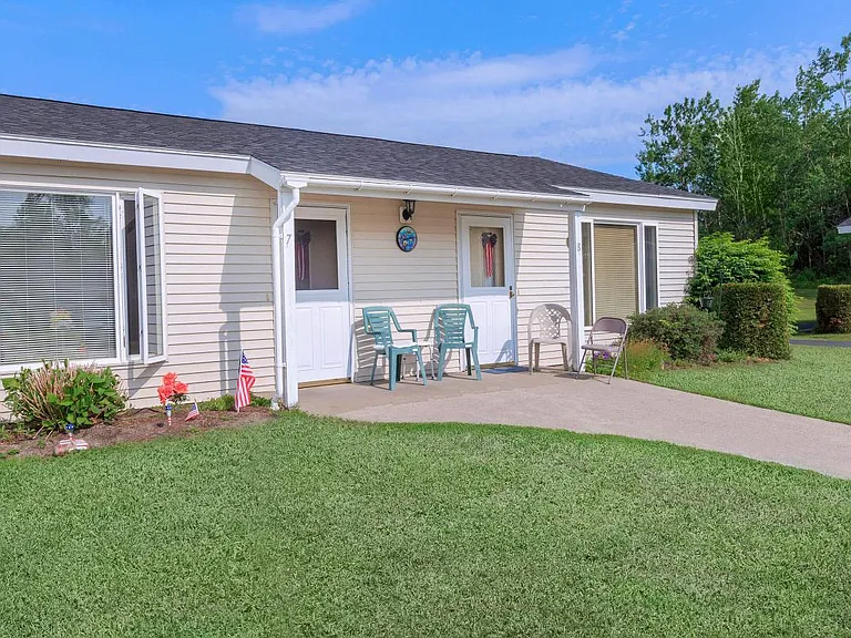 Pleasant View Manor — Photo 9