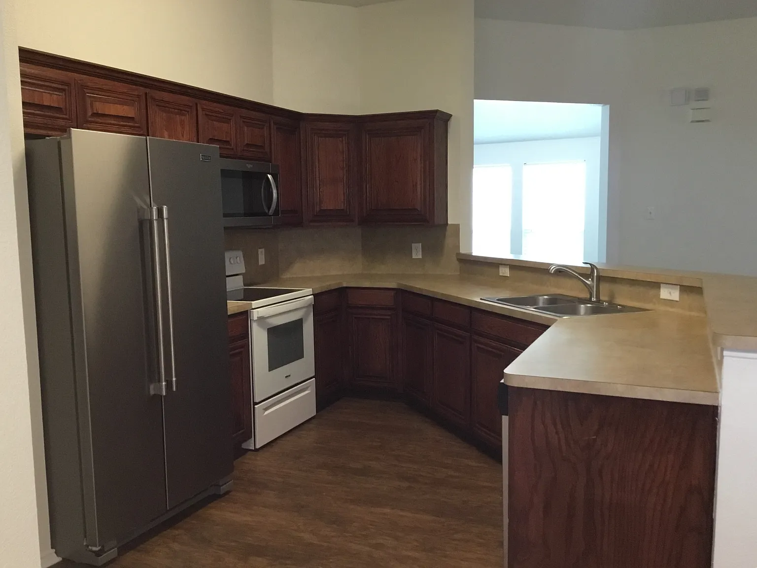 3 bed, 2.0 bath, 1928 sqft, $2,165 — Photo 2