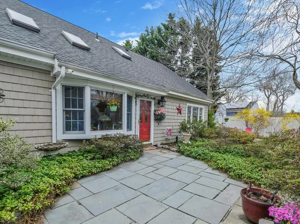 9 Jewel Drive, Holtsville, NY 11742