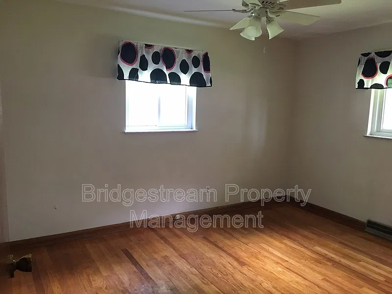 3 bed, 2.0 bath, 1404 sqft, $1,795 — Photo 2