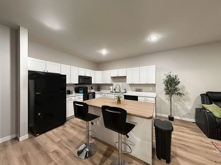 South Pointe Apartments — Photo 6