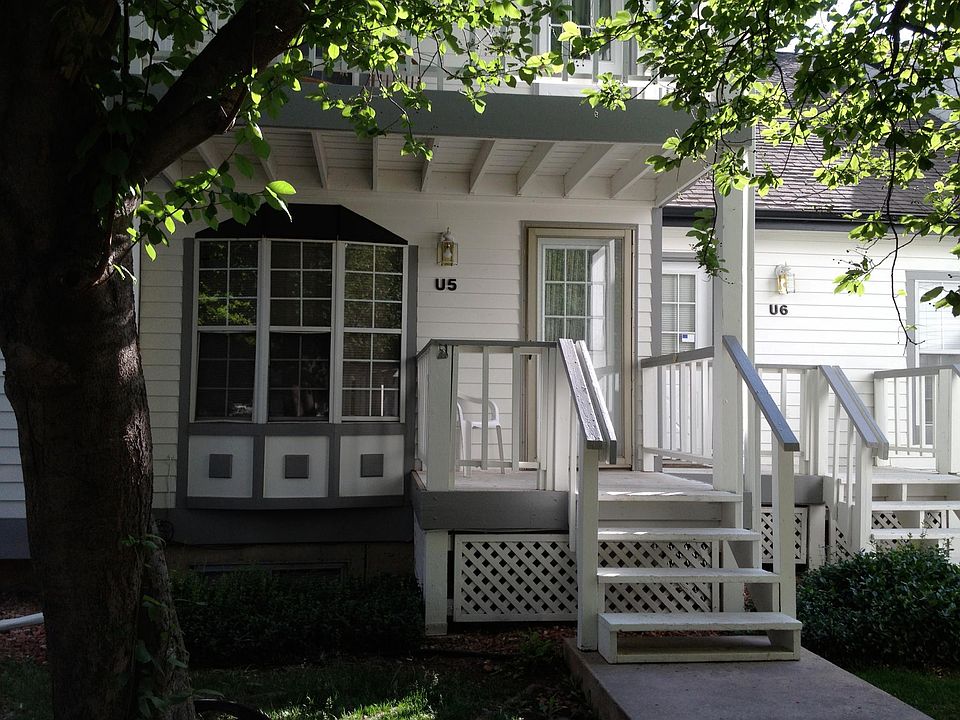 Front enterrante - quiet courtyard