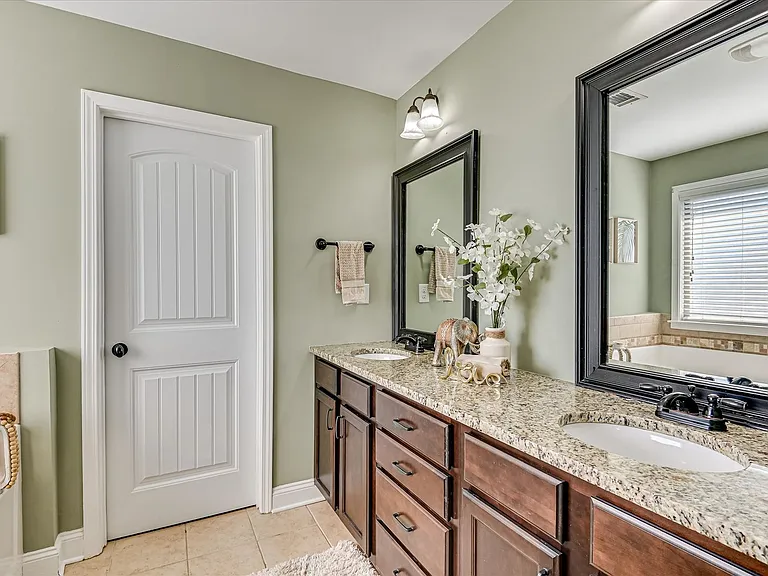 406 Saterlee Ct — Photo 42