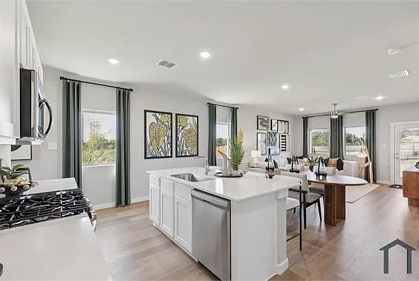 5 bed, $3,800 — Photo 2