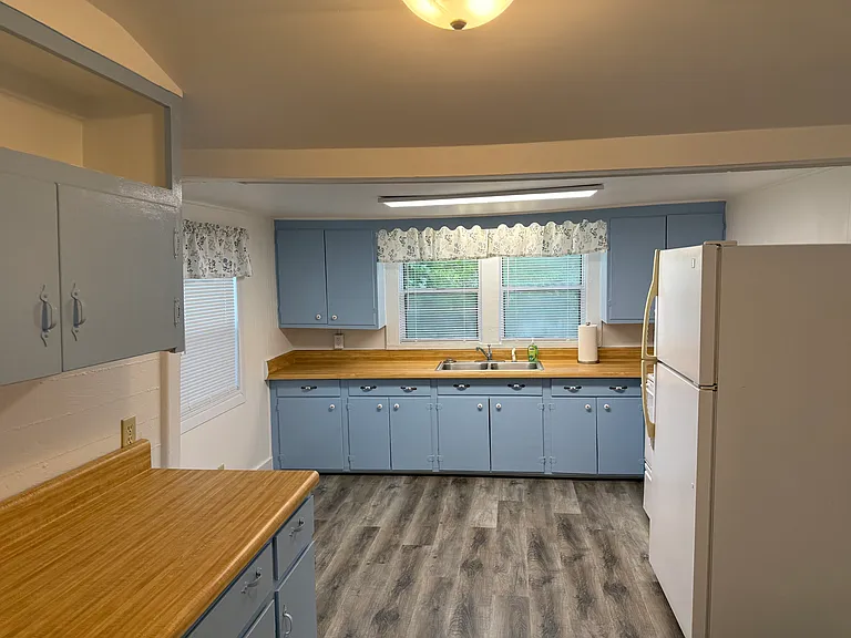 1090 King Edward Ave SE — Photo 5