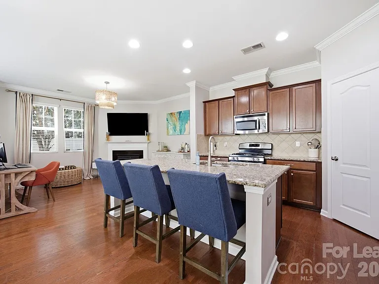 7037 Broughton Ln — Photo 8