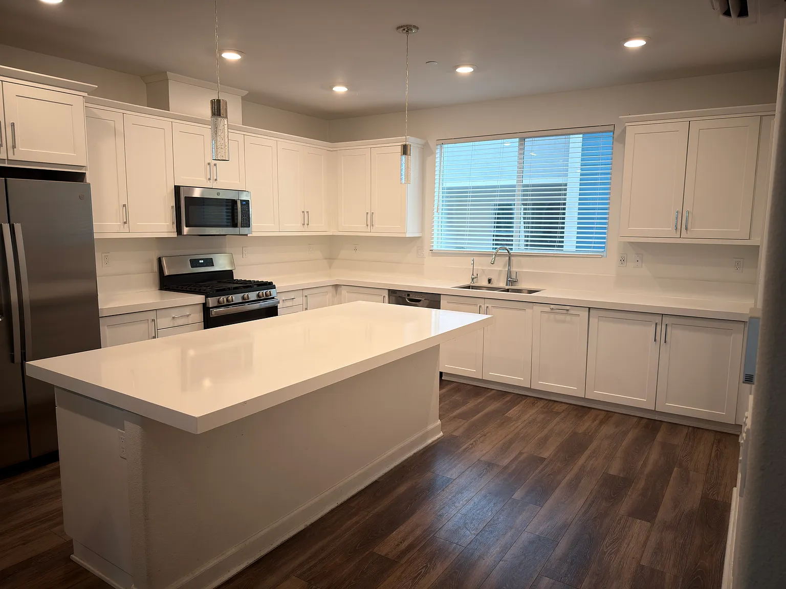 3 bed, 2245 sqft, $4,850 — Photo 3