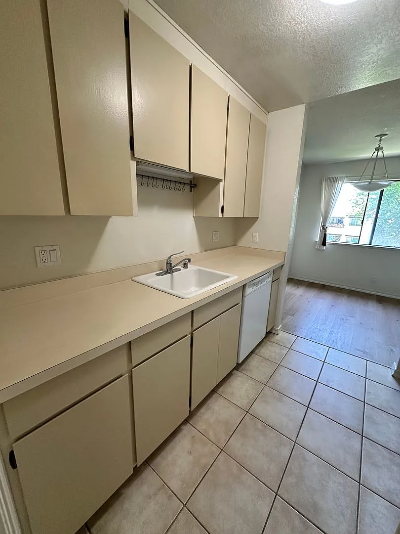 Spacious 2 Bed, 2 Bath Condo in a Beautiful, Tree-filled Community. — Photo 4