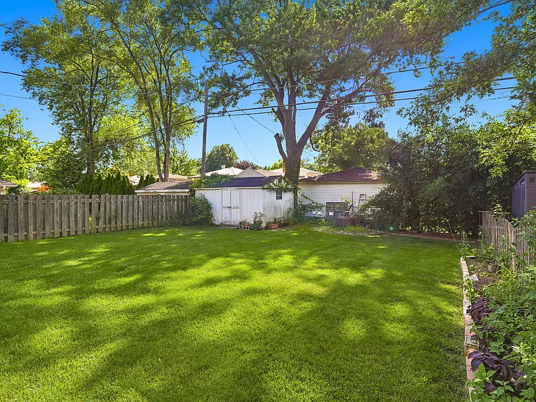 613 Leamington Ave — Photo 32