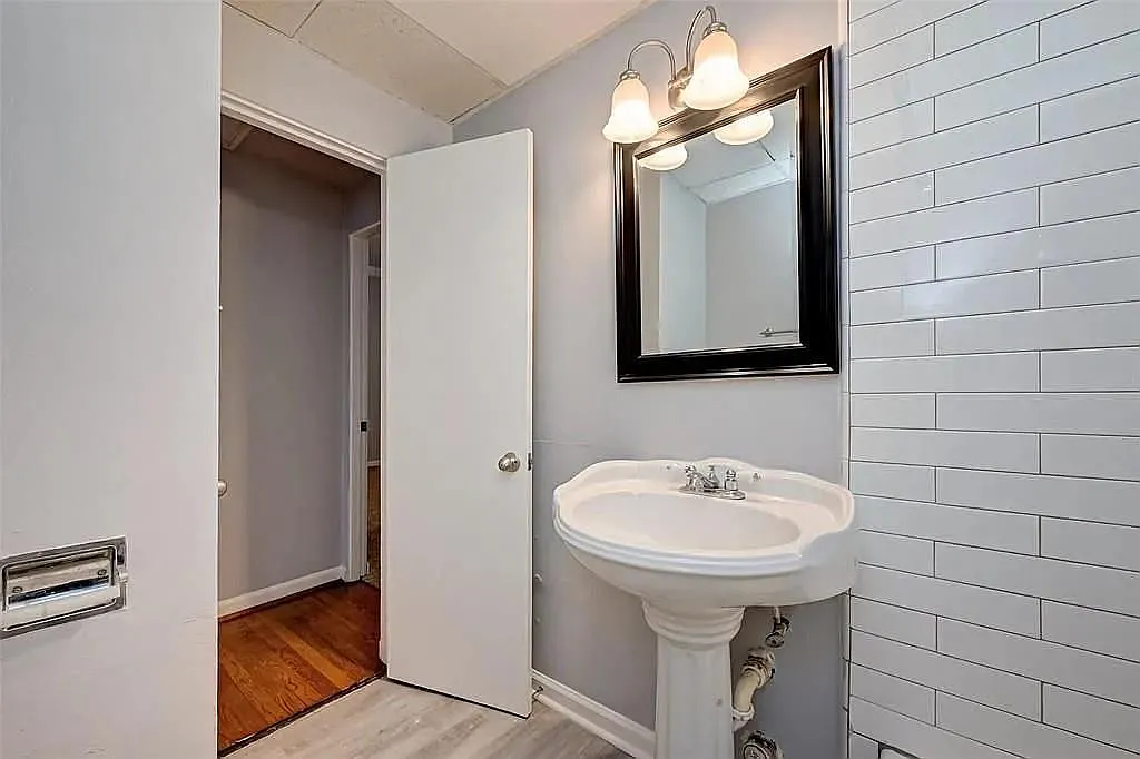 1 bed, 1.5 bath, $1,300 — Photo 2