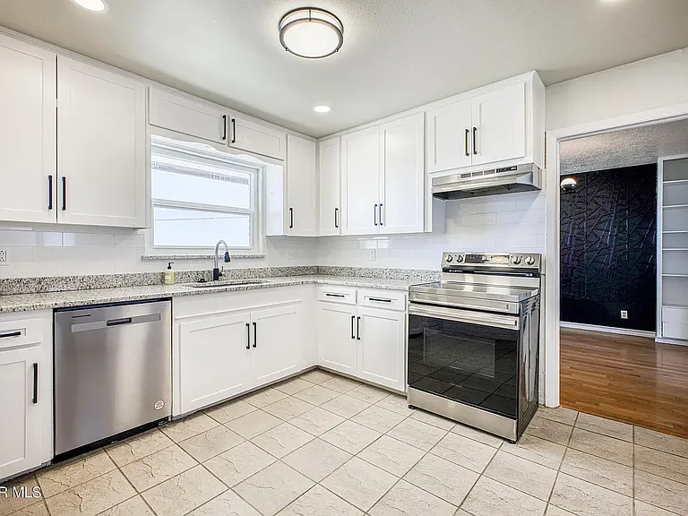6253 Westwind Dr — Photo 2