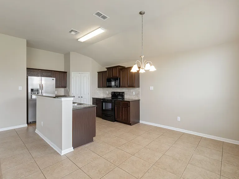 8025 Hawthorn — Photo 8