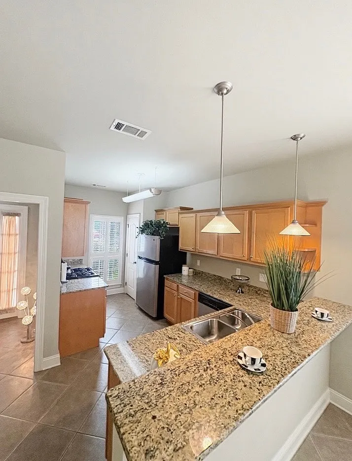 3 bed, 2.5 bath, 1521 sqft, $2,095 — Photo 2
