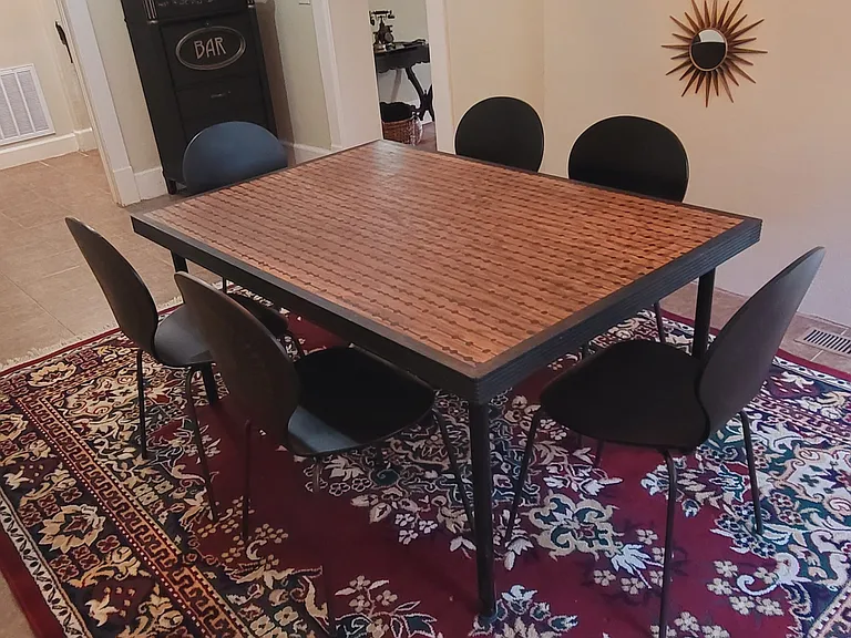 Dining room facing
door to living room