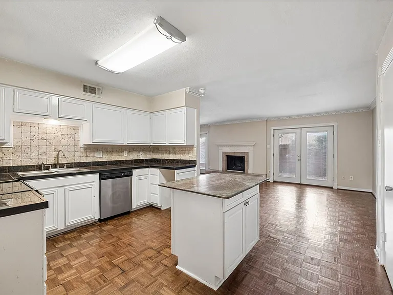 1617 W Sam Houston Pkwy S — Photo 4