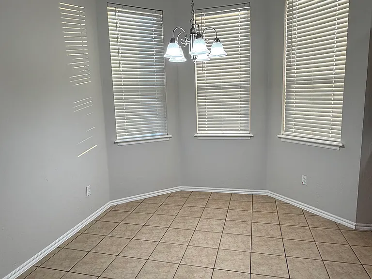 2401 Chadsford Ln — Photo 12