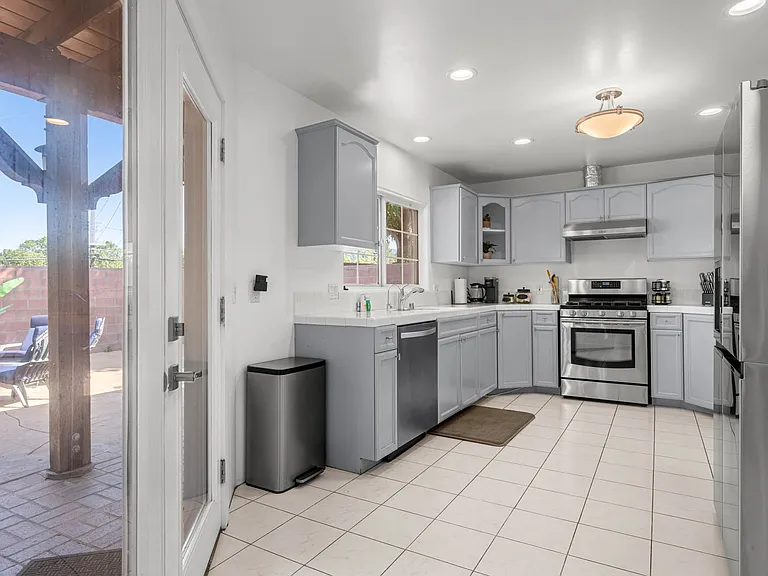 5114 Etiwanda Ave — Photo 22