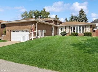 727 McCarthy St, Lemont, IL 60439