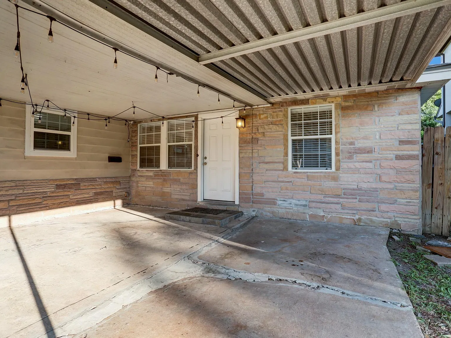 3 bed, 1.0 bath, 1286 sqft, $2,500 — Photo 2