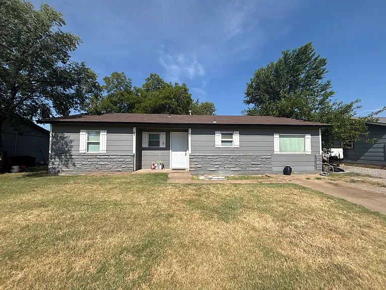 107 Oak St — Photo 1