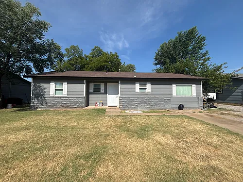 107 Oak St Photo 1