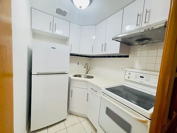5th image of 14726 Roosevelt Ave APT C3