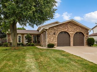 819 Beacon Dr, Schaumburg, IL 60193