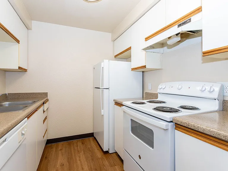 Brookside Gardens Apartments — Photo 9