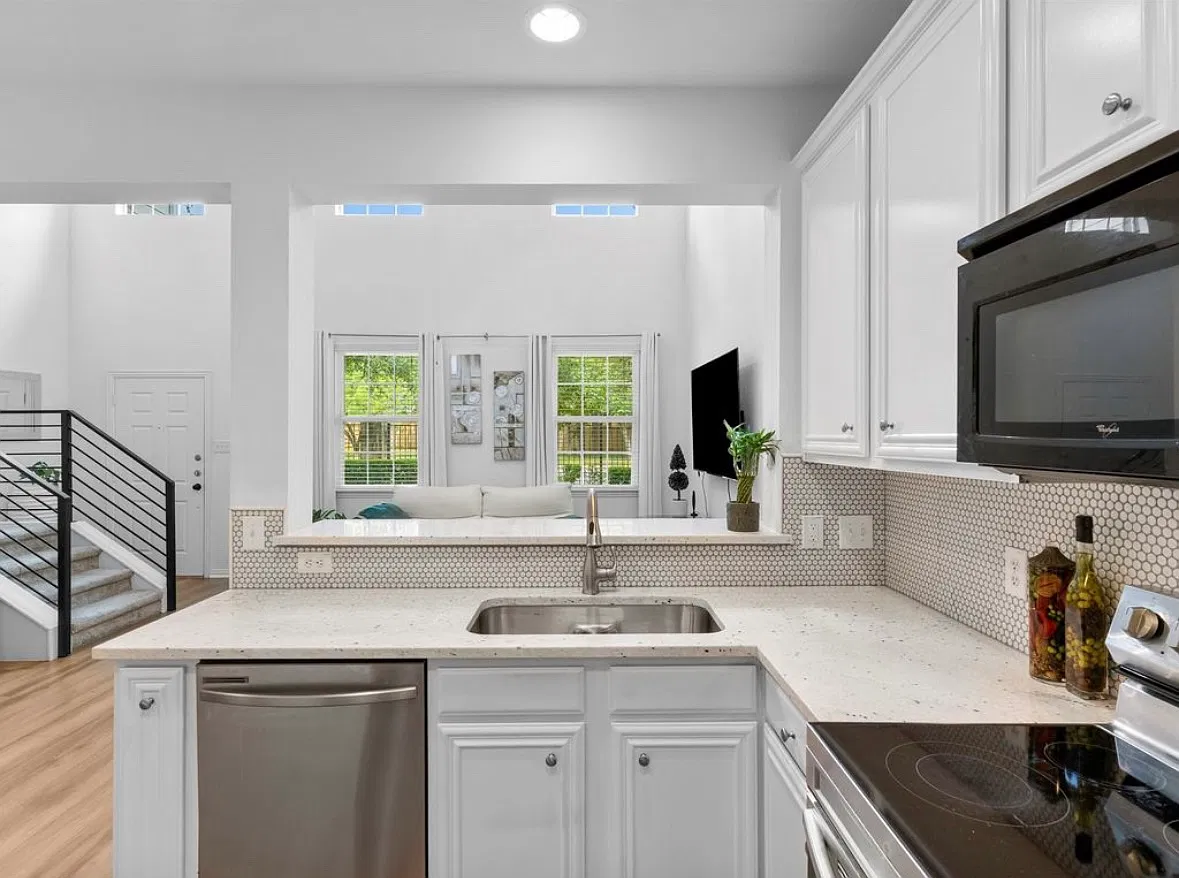 2 bed, 1216 sqft, $2,200 — Photo 3