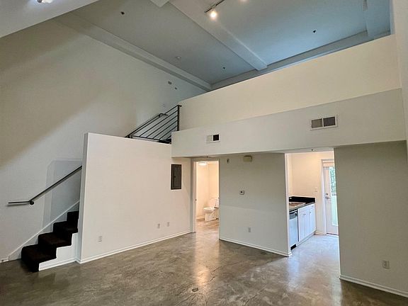 3rd image of 1311 W 5th St APT 515