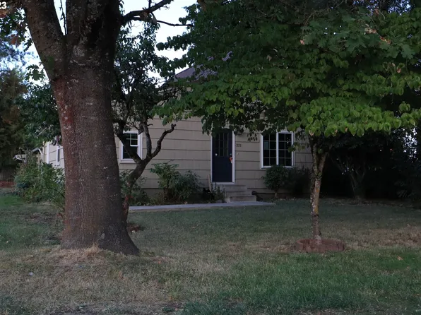 221 6th St, Dayton, OR 97114