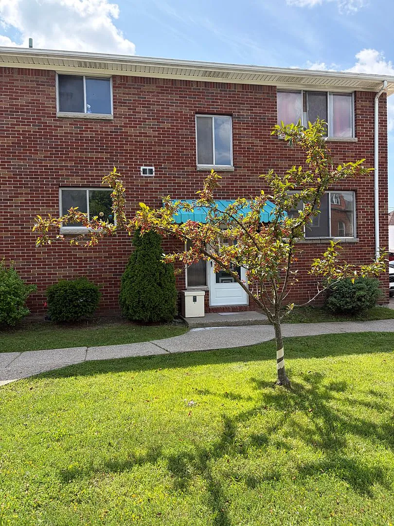 562 Kenmore — Photo 2
