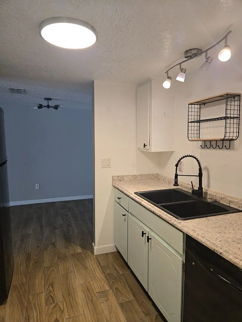 2-bedroom, 1.5-bathroom home located in the vibrant city of Albuquerque — Photo 1